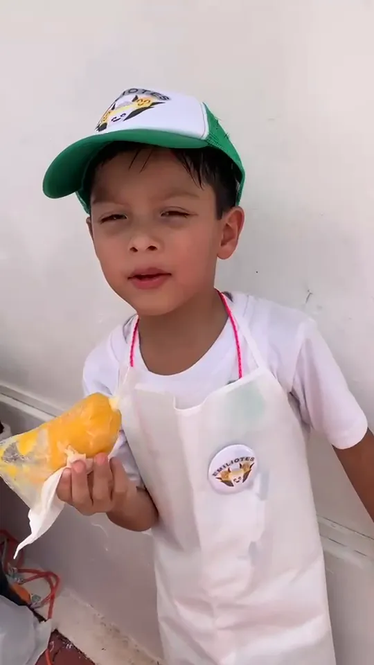 Emilio sonríe mostrando su esquite recién preparado